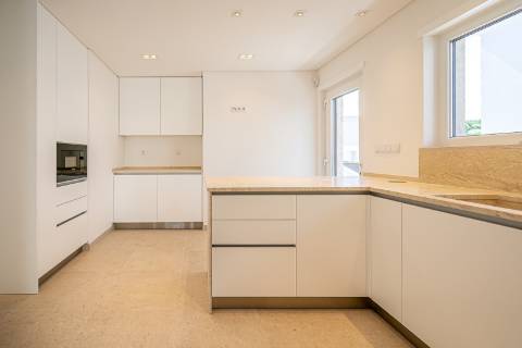 Moradia T4+1 com piscina e jardim no Estoril