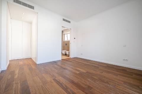 Moradia T4+1 com piscina e jardim no Estoril