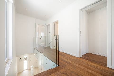 Moradia T4+1 com piscina e jardim no Estoril