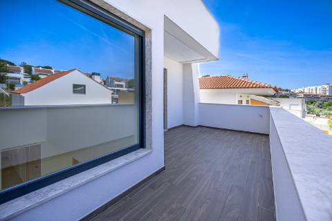 Moradia T4+1 com piscina e jardim no Estoril