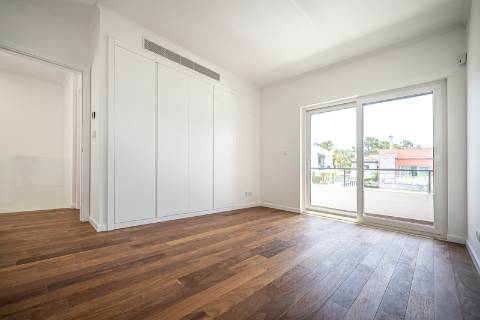 Moradia T4+1 com piscina e jardim no Estoril