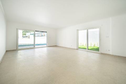 Moradia T4+1 com piscina e jardim no Estoril