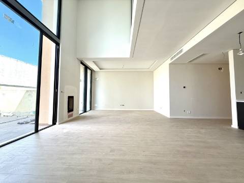 Moradia T4 Geminada com Vista Mar e Serra de Sintra, em Cascais