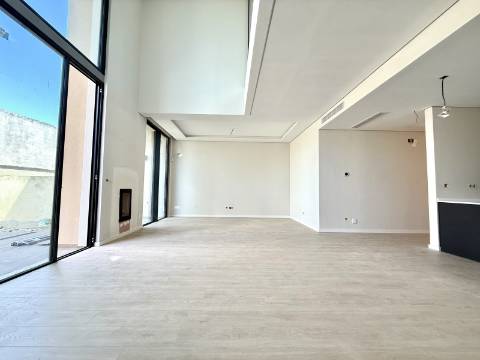 Moradia T4 Geminada com Vista Mar e Serra de Sintra, em Cascais