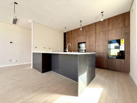 Moradia T4 Geminada com Vista Mar e Serra de Sintra, em Cascais