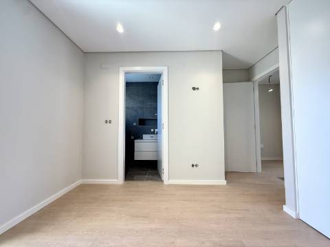 Moradia T4 Geminada com Vista Mar e Serra de Sintra, em Cascais