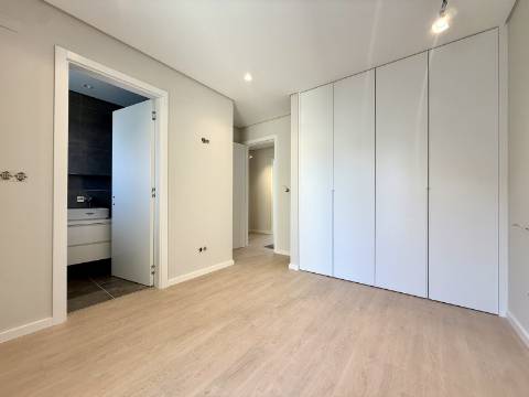 Moradia T4 Geminada com Vista Mar e Serra de Sintra, em Cascais