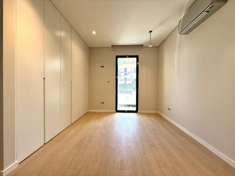 Moradia T4 Geminada com Vista Mar e Serra de Sintra, em Cascais