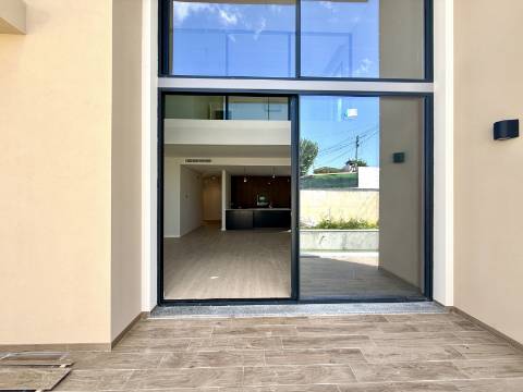 Moradia T4 Geminada com Vista Mar e Serra de Sintra, em Cascais