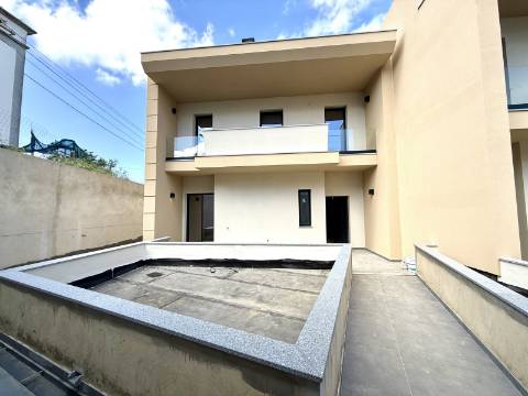 Moradia T4 Geminada com Vista Mar e Serra de Sintra, em Cascais