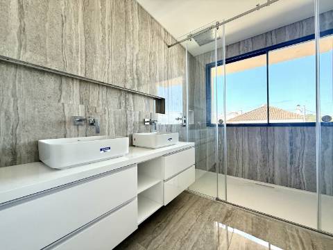 Moradia T4 Geminada com Vista Mar e Serra de Sintra, em Cascais