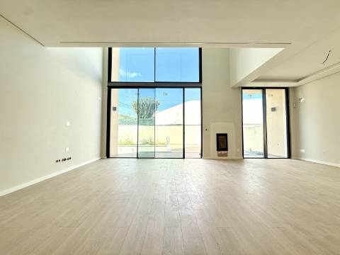 Moradia T4 Geminada com Vista Mar e Serra de Sintra, em Cascais