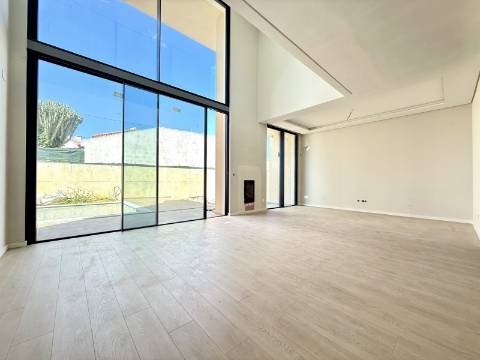 Moradia T4 Geminada com Vista Mar e Serra de Sintra, em Cascais