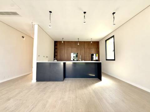 Moradia T4 Geminada com Vista Mar e Serra de Sintra, em Cascais