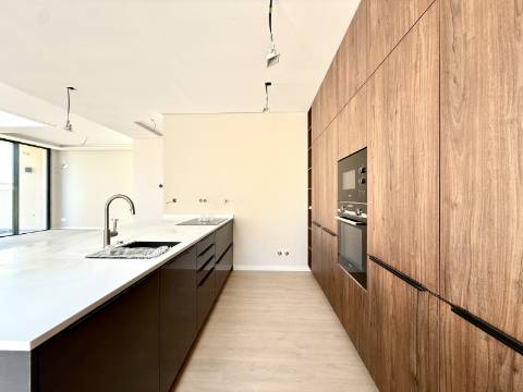 Moradia T4 Geminada com Vista Mar e Serra de Sintra, em Cascais