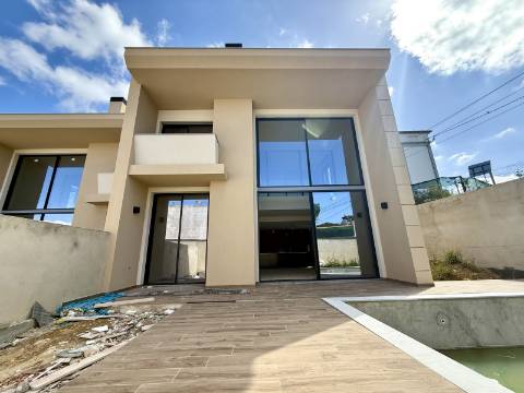 Moradia T4 Geminada com Vista Mar e Serra de Sintra, em Cascais