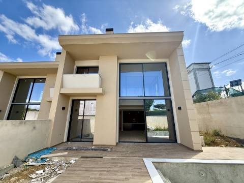 Moradia T4 Geminada com Vista Mar e Serra de Sintra, em Cascais