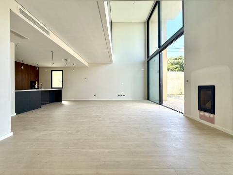 Moradia T4 Geminada com Vista Mar e Serra de Sintra, em Cascais