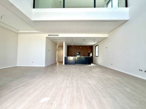 Moradia T4 Geminada com Vista Mar e Serra de Sintra, em Cascais