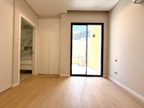 Moradia T4 Geminada com Vista Mar e Serra de Sintra, em Cascais