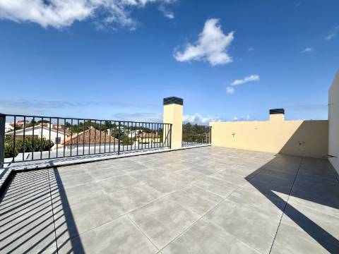 Moradia T4 Geminada com Vista Mar e Serra de Sintra, em Cascais