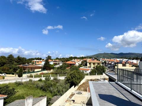 Moradia T4 Geminada com Vista Mar e Serra de Sintra, em Cascais