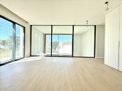 Moradia T4 Geminada com Vista Mar e Serra de Sintra, em Cascais