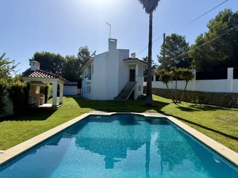 Moradia no Guincho com jardim e piscina