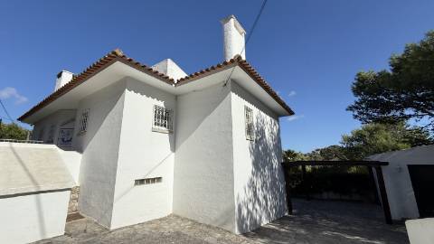 Moradia no Guincho com jardim e piscina