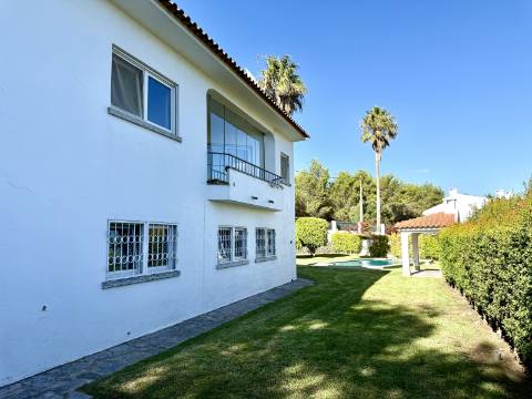 Moradia no Guincho com jardim e piscina