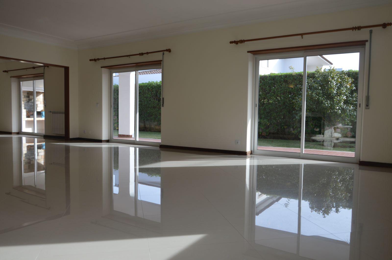 Moradia T5 térrea na Areia com Jardim e Piscina