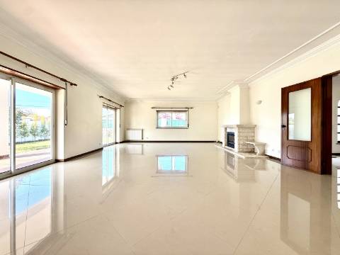 Moradia T5 térrea na Areia com Jardim e Piscina