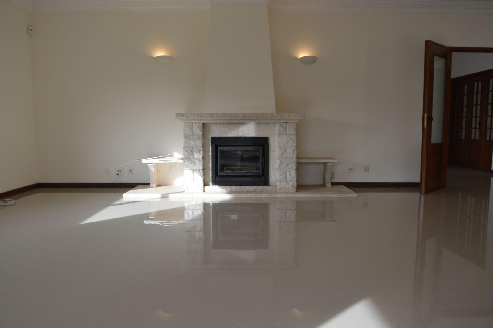 Moradia T5 térrea na Areia com Jardim e Piscina