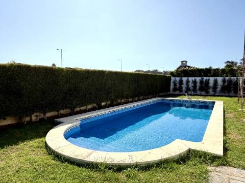 Moradia T5 térrea na Areia com Jardim e Piscina