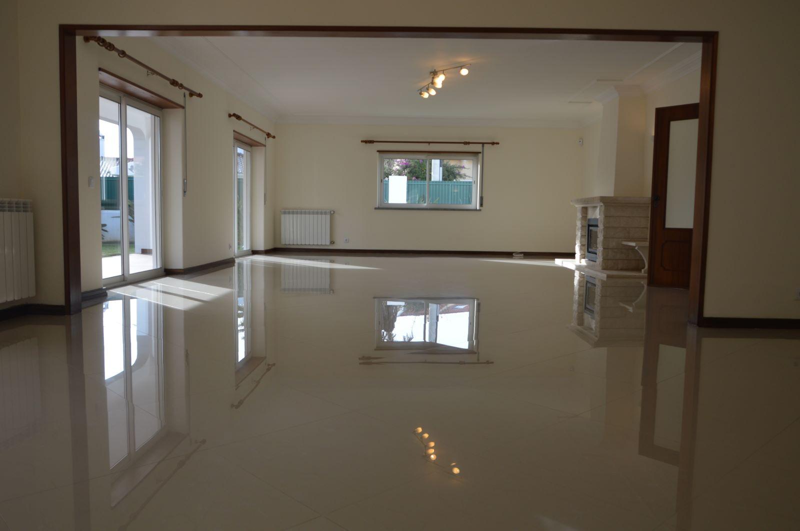 Moradia T5 térrea na Areia com Jardim e Piscina