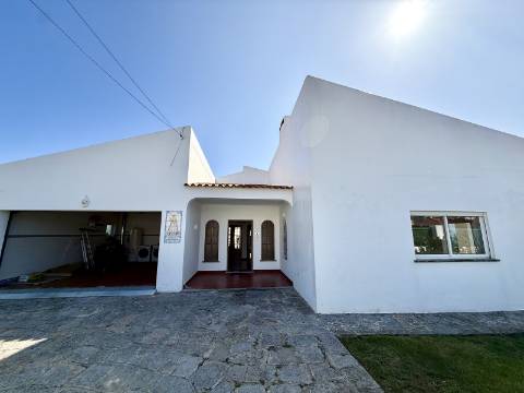 Moradia T5 térrea na Areia com Jardim e Piscina