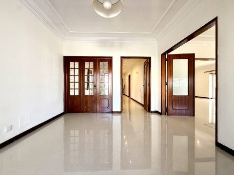 Moradia T5 térrea na Areia com Jardim e Piscina