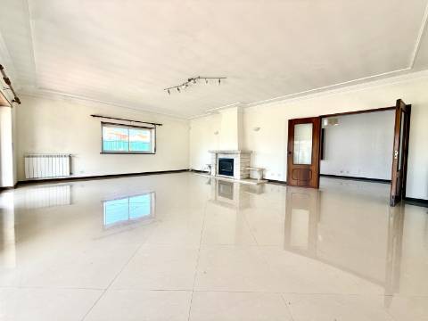 Moradia T5 térrea na Areia com Jardim e Piscina