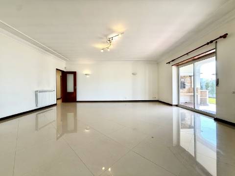 Moradia T5 térrea na Areia com Jardim e Piscina