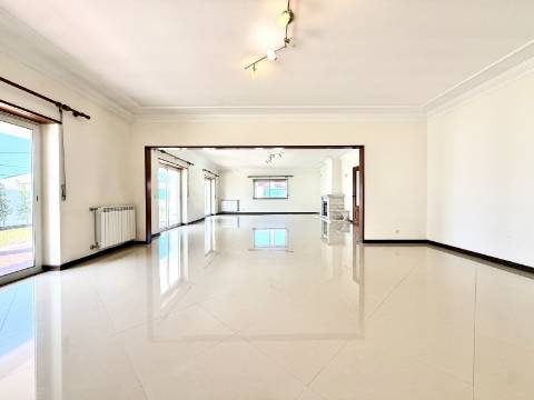 Moradia T5 térrea na Areia com Jardim e Piscina