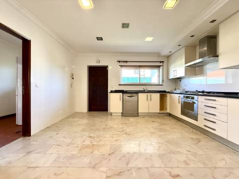 Moradia T5 térrea na Areia com Jardim e Piscina