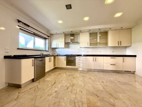 Moradia T5 térrea na Areia com Jardim e Piscina