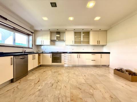 Moradia T5 térrea na Areia com Jardim e Piscina