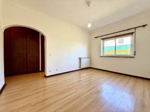 Moradia T5 térrea na Areia com Jardim e Piscina