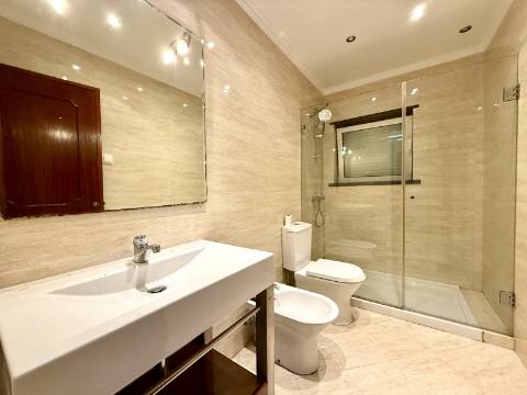 Moradia T5 térrea na Areia com Jardim e Piscina