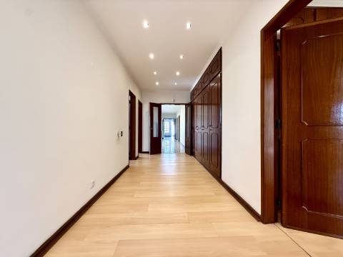 Moradia T5 térrea na Areia com Jardim e Piscina