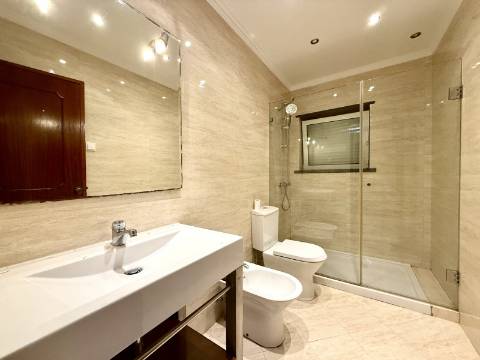 Moradia T5 térrea na Areia com Jardim e Piscina