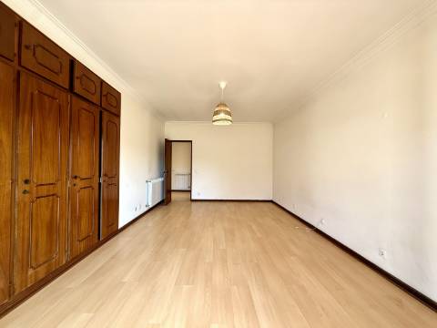 Moradia T5 térrea na Areia com Jardim e Piscina