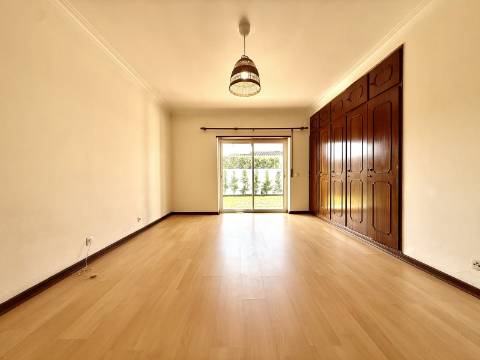 Moradia T5 térrea na Areia com Jardim e Piscina