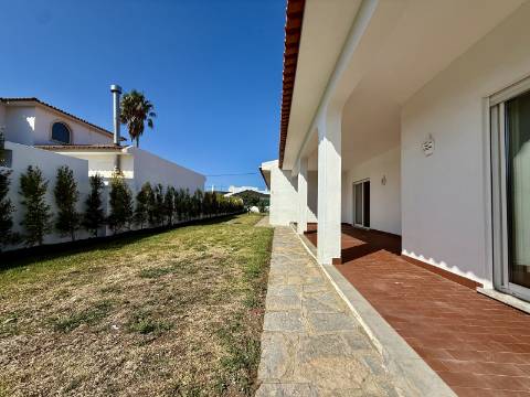 Moradia T5 térrea na Areia com Jardim e Piscina